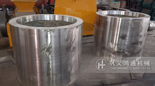 1210大型对辊破碎机辊皮配件发往湖北