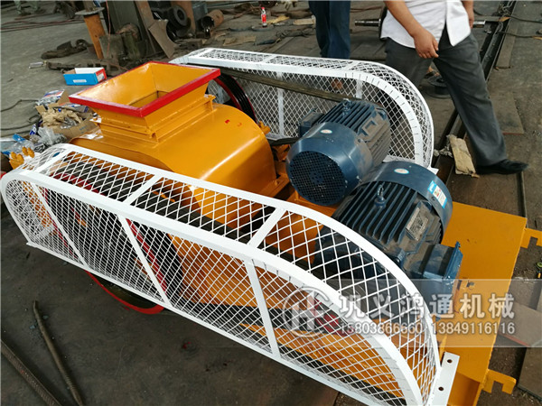 双齿辊破碎机发往河北承德_破碎建筑垃圾
